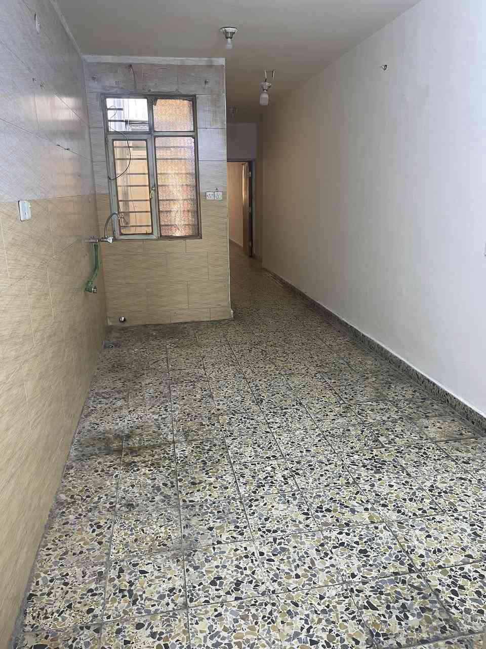 بيت طابق ثاني للايجار طابق ثاني للايجار ب350 
في حي المعلمين مال المشتل 
يتكون من غرفة نوم 1 واستقبال ومطبخ وخدمات 
معزول بدرج خاص ومي آلوحده وكهرباء الوحده
التواصل *********** اتصال 
وتس اب ***********
