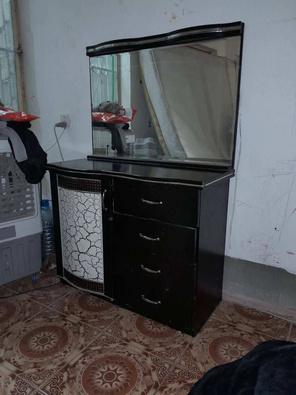 ***********
تواجد اربيل شاويس 
سعر مع الدوشك 200 و بيها مجال بسيط 
العيب واضح بالمراية فقط
