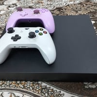 Xbox one x ذاكره واحد تيرا نضيف ما مفتوح ومع الكارتونه  بي الالعاب ممل...