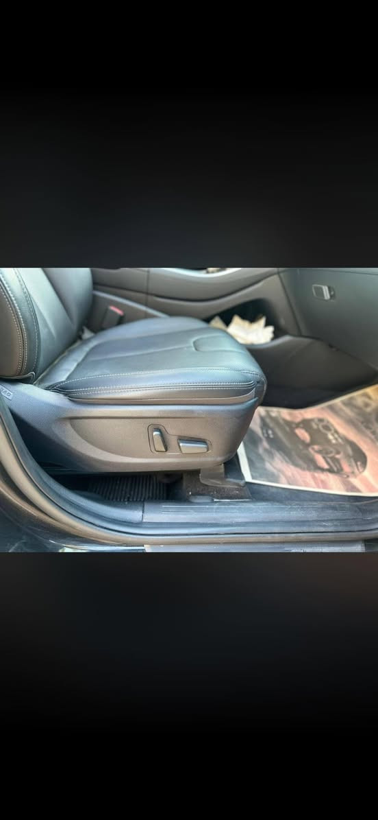 🌟 للبيع: وحش العائلة الفخم - هيونداي سانتافي (Hyundai Santa Fe) بمواصفات كاملة 🌟
​إذا كنت تبحث عن الأناقة، الراحة، والاعتمادية في سيارة واحدة.. هذه هي فرصتك!
​المواصفات الفنية:
​المحرك: 2.5 لتر (تنفس طبيعي) - أداء سلس، اقتصادي في استهلاك الوقود، وقوي على الطريق.
​نظام الدفع: HTRAC (دفع رباعي ذكي) لثبات استثنائي وأمان عالي في مختلف ظروف الطريق.
​ناقل الحركة: أوتوماتيك (8 سرعات) لتبديل سلس ومريح.
​مواصفات الراحة والفخامة:
​المقصورة الداخلية: كشنات (مقاعد) جلد فاخرة توفر راحة تامة في المسافات الطويلة.
​السقف: بانوراما بالكامل يمنح السيارة إضاءة طبيعية وشعوراً بالرحابة والفخامة.
​التحكم: ستيرن (مقود) متعدد الوظائف (تحكم فول) يضع كل إعدادات السيارة بين يديك.
​التكنولوجيا والأمان:
​نظام الرؤية المحيطية: 4 كاميرات (360 درجة) لرؤية كاملة تحميك وتسهل عليك الركن في أصعب الأماكن.
​الشاشة والترفيه: نظام ترفيهي متطور يدعم Apple CarPlay و Android Auto.
​أنظمة الأمان: حزمة متكاملة من حساسات وأنظمة مساعدة السائق لضمان سلامة عائلتك.
​معلومات إضافية:
​الموديل: [2023]
​المسافة المقطوعة: [18 KM]
​اللون الخارجي: [اسود]
​حالة السيارة: [جاملغ وربع باب السايق صبغ]
​السعر المطلوب: [210وبيهة مجال]
الموقع: [بغداد الكاظميه جكوك]
رقم التواصل: [*********** موجود واتساب]
​سيارة نظيفة، استخدام عائلي، وجاهزة للاستخدام بدون أي مصروف. الفحص في أي مكان يعجبك.
