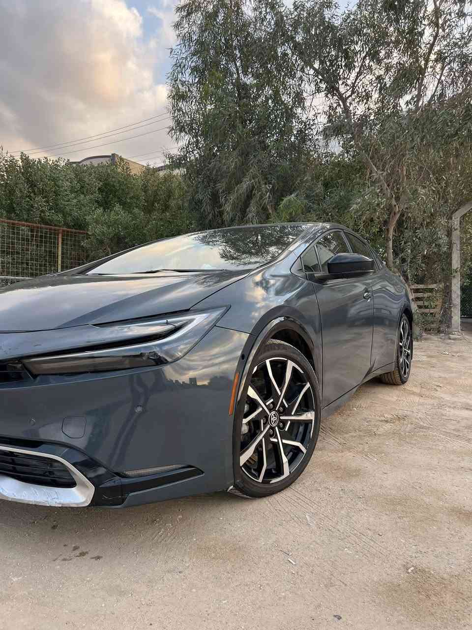 سلام عليكم سياره بريوس (Prius) موديل ٢٠٢٤ ماشيه 5000 وهي سيارة هايبرد (بنزين + كهرباء) ومشهورة جدًا بقلة صرف البنزين  بيها ضربه بل جاملق فقط باقي مكفول رقم هاتف ***********
