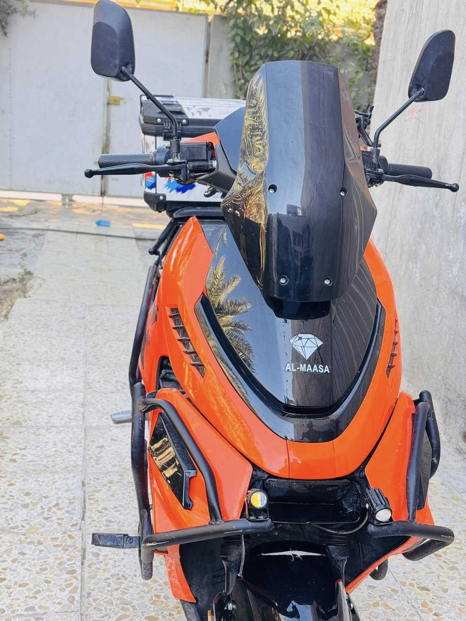 السلام عليكم 
دراجه ماسه أباتشي 
لون برتقالي 
بطاريات 6 كبار ليثيوم 
تمشي 70 كيلو للشحنه الواحده 
مكاني رمادي 5 كيلو 
للأستفسار
***********
