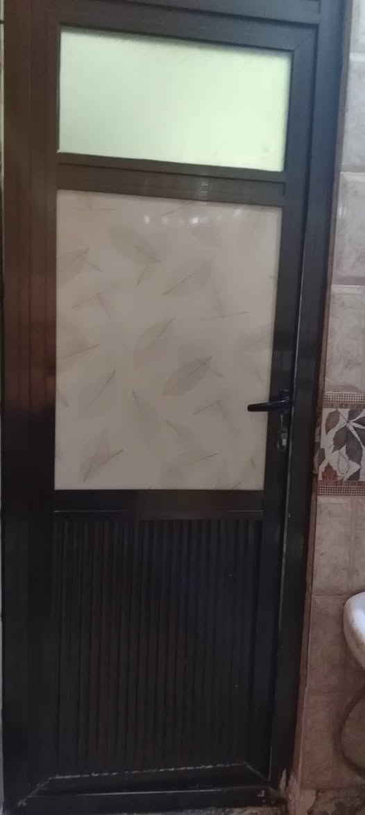 أبواب خشب اربعه وأبواب المنيوم2 وبيبان حديد وشبابيك بحاله جيده للبيع للتواصل عالواتسب ***********
