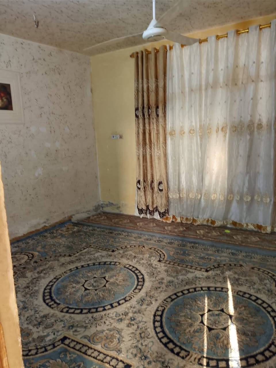 السلام عليكم بيت للبيع سعر مناسب البيت يتكون من ٣ غرف اثنين اسويت يتكون ٣ حمامات مع صحيات ٢ مساحه غرفه ٦×٦وغرفتين مساحتهن كل واحده ٥×٤ والاستقبال٥×٤ مع صاله ومطبخ وطارمه خارجيه  المساحه 120 سند ٢٥ مداور مباشر مكان قرب محكمه الجديده الشارع العام قرب المطاعم وقرب جسر بته مقابيل جبل بابليون مباشرتن رقم *********** السعر 80 بي مجال بسيط حلة, بابل
