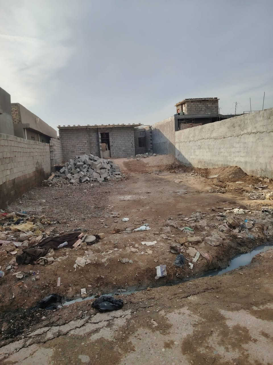 السلام عليكم بيت مساحة 370 متر مساحة البناء والتخطيط  200 متر خارطة مهندس صب شريطي  درجة اولى ومعلة اب طابوك وكلش عالي عن الشارع العام  الواجهه 10 متر  موقعه وره حسينية امير المؤمنين الجامع مال كتائب  البناء حاليا  غرفتين وصاله ومناور وصحيات حمام وتواليت داخلي وصالة ضخمه والغرف كل وحده 6 متر اله الطول واضافه مخزن بالترك   ومسكف اب سندويج  والبلوك درجة اولى گلب الي للمعلومات القطعه ال 200 يمنه جاي تنباع 17 الي تفيدة يخابر  تبليط مجاري مي كهرباء 
***********
