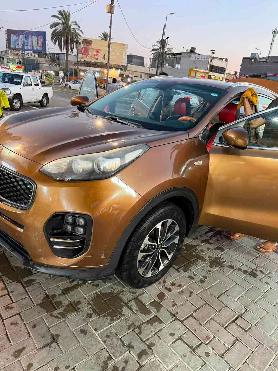 سبورتاج ٢٠١٧ خليجي باب سائق مبدل
داخل جلد 
كاميرا
شاشة 
بلوتوث
بردة بالصندوك
مخارج يو اس بي بالأمام والخلف
قطعتين تبريد بالمقاعد الأمامية والخلفية 
حساس خلفي
بس يحتاجلها بعض الملاحظات ( صدر ) 
المكان بغداد الكرخ 
السعر المطلوب ١٤٨ ورقة
***********
