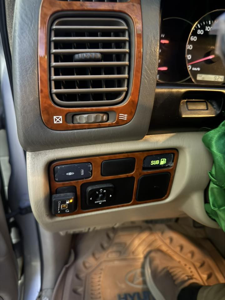 سلام عليكم 
لاندكروزر فول 2006بيع مستعجل
السيارة كفالة ما عده جاملغ وبنيد
سياره فول تخم تاير علىه ادامه كامله منضومة زنون فتحه بل بسقف تبريد ثلاجة ثلاث قطع بيه منضومة غاز 
رقم *********** رقم السيارة بصره إنكليزي تحويل ثاني يوم الجديد السعر 160وبيه مجال
