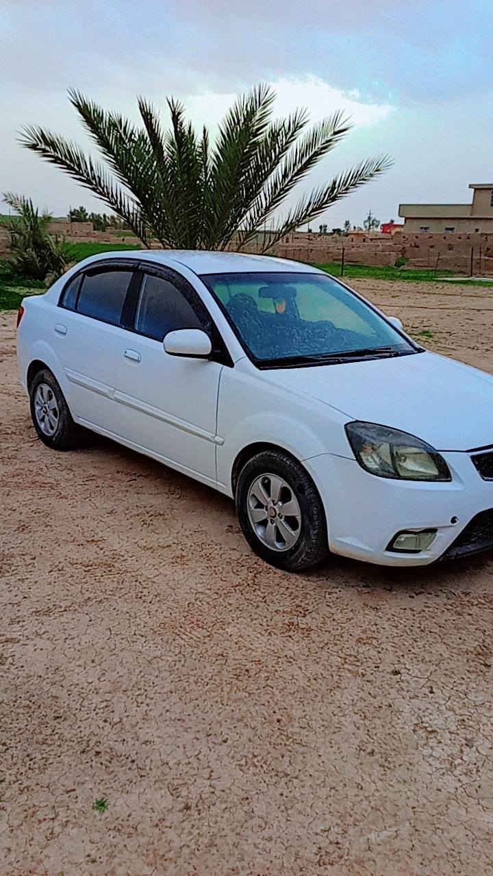 السلام عليكم للبيع كيا ريو موديل 11 رقم دولي كير ومحرك بشرط داخل برايد شاشه وتحكمات ستيرن كير اوتو سياره احلى من صور شراي يتصل ع رقم ***********
