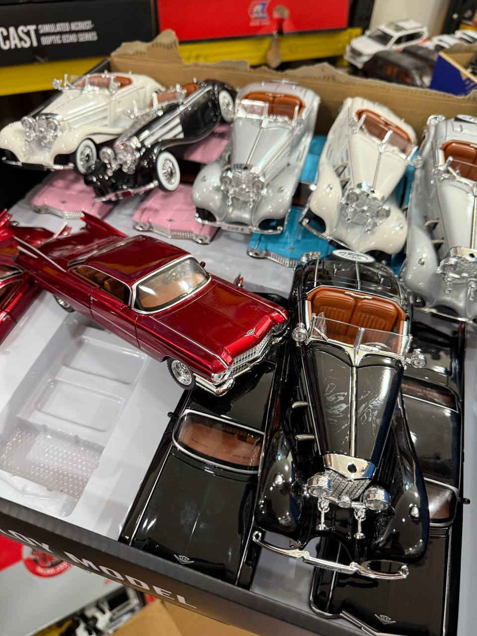 قياس: 25 سم
حديد
دبلات
تفتح جميع ألابواب
تفتح البنيد والجنطه
تايرات امامية تتحرك يمين ويسار 
اصوات شغالة
إضاءة شغالة
اضاءه داخليه شغاله 
تفاصيل دقيقة وواضحة
السعر : 17 الف 
يوجد توصيل لكل محافظات العراق 🇮🇶
***********
