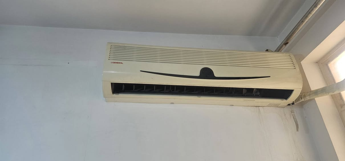 سبلتين مواصفاتهن موضحة بالصور السانيو  ياباني مو صيني شغال بس ينطي هوا بارد من ٥الى ١٠ دقايق ويجمع ثلج بالقطعه الداخليه ويفصل 
الجنرال المفروض شغال ابيعه عاطل 
انطي سعر مناسب وبالعافية عليك


**إذا كنت صاحب هذا الإعلان وتريد حذفه لأي سبب، رجاءا أرسل رسالة إلى الدعم الفني**