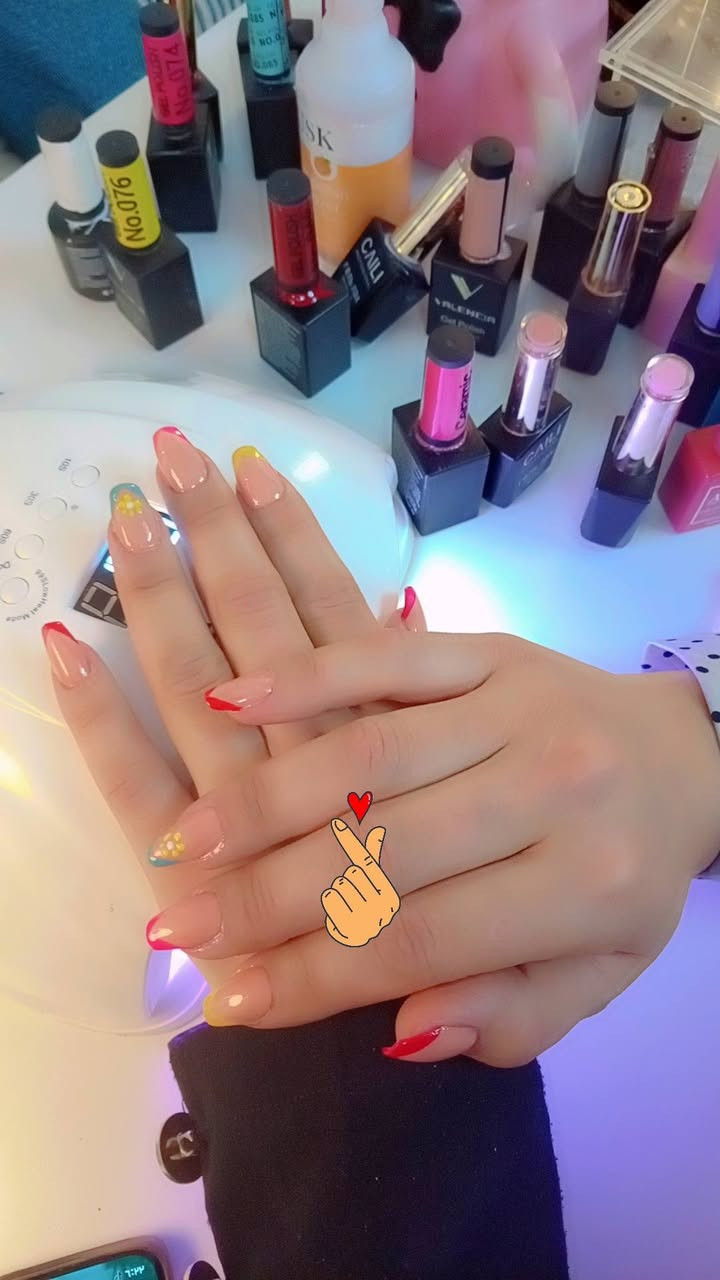 ​✨ صيفِك أحلى وأوفر مع عروض "فلورا" المميزة! ✨
الجو حار والبشرة تتعب وتبهت من حرارة الصيف؟ ☀️ لا تشيلين هم، "فلورا صالون" جابلكِ أقوى عروض الانتعاش والأناقة بأسعار خيالية حتى تظلين دائمًا متألقة ومشرقة! 😍

​🌸 عروض العناية والبشرة والعيون:

​جلسة درما بن (لتجديد خلايا البشرة ونضارتها الفائقة) 💆‍♀️ 👈 بسعر ١٥ ألف فقط!

​جلسة تنظيف بشرة ✨ 👈 بسعر ١٠ آلاف فقط!

​تركيب رموش (لعيون ساحرة ومظهر جذاب) 👀 👈 بسعر ١٠ آلاف فقط!

​حف وشمع للوجه (لبشرة ناعمة كالحرير) 👑 👈 بسعر ٧ آلاف فقط!

​💅 عروض الأظافر والمكياج:

​أظافر أكريليك (لأن أناقة صيفكِ ما تكمل بدون أظافر مرتبة) 💅 👈 بسعر ١٠ آلاف فقط!

​مكياج احترافي (إطلالة ساحرة تبرز جمالكِ بلمسات راقية) 💄 👈 بسعر ١٥ ألف فقط!

​💇‍♀️ عروض الـ Hair Style الفاخرة:

​تسريحة VIP (تسريحة مميزة وفخمة للمناسبات) 🌟 👈 بسعر ٢٠ ألف فقط!

​تسريحة شسوار (شعر ناعم ومرتب لكل الأوقات) 💇‍♀️ 👈 بسعر ١٠ آلاف فقط!

​قص شعر (تغيير لوك وقص الأطراف التالفة) ✂️ 👈 بسعر ٥ آلاف فقط!

​🔥 أقوى خصومات الشعر (خصم 20%):

​ميش الشعر: غيري لون شعركِ واحصلي على إطلالة صيفية مميزة بخصم ٢٠% 🎨

​معالجة الكيراتين: وداعًا للنفشة والرطوبة مع كيراتين علاجي مسرح بخصم ٢٠% 💎

​📍 موقعنا: الموصل، حي الميثاق، شارع الأطباء.

📞 للحجز والاستفسار: ***********0

​أهلاً وسهلاً بكم في عالم الجمال والدلال.. ننتظر زيارتكم! 🤍✨
