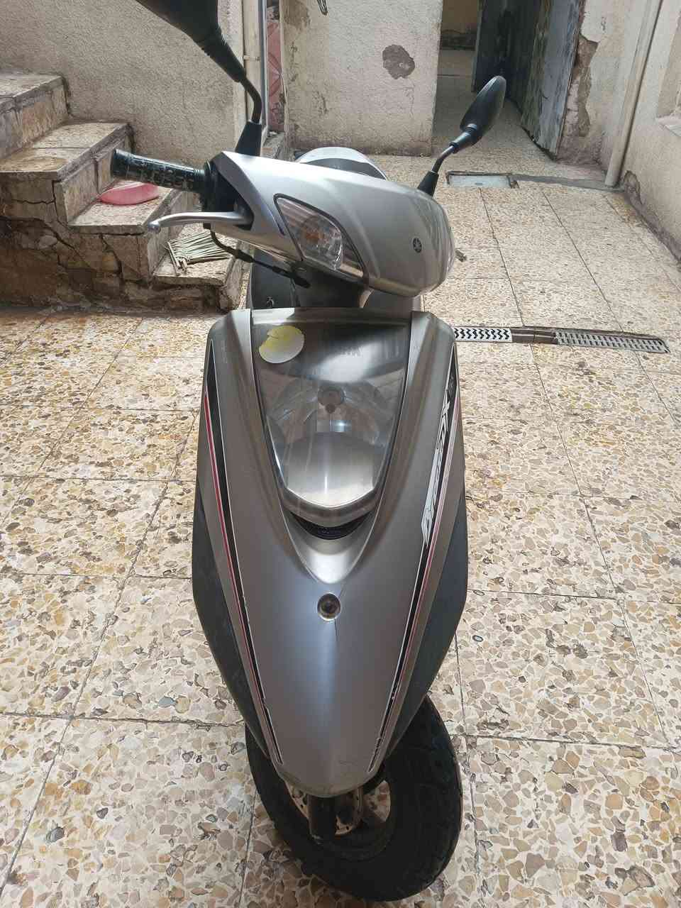 السلام عليكم
دراجه ابريز كابريتر 
فحل دسك رمبه لوك
جديده لون رصاصي 
مكفولة كفاله عامه ختم واحد ماشيه 39 المكان بغداد ***********
