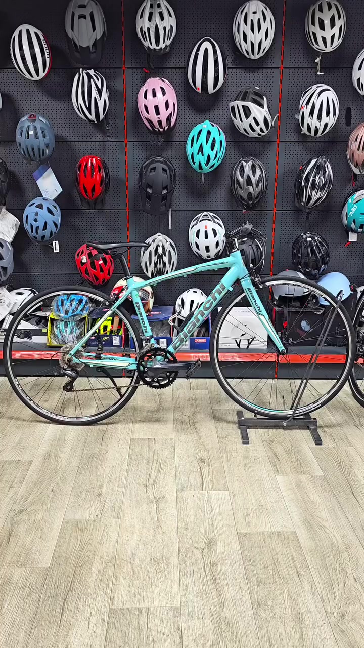 🎥 أناقة إيطالية + أداء سباق 🔥🚴‍♂️

دراجة هجينة من ماركة Bianchi

🔹 حجم العجلات: 28 (C700)
🔹 حجم الفريم: M
🔹 السستم: Shimano Sora 2×9
🔹 الفريم: ألمنيوم خفيف وقوي
🔹 الماشة: كاربون (نظام سباق) لامتصاص الاهتزاز وزيادة السرعة
🔹 قيادة سريعة ومريحة مناسبة للمدينة والتمارين

اختيار مثالي يجمع بين الراحة والأداء الرياضي 👌

📍 الخدمات المتوفّرة:
خدمة توصيل متوفّرة لجميع المناطق
إمكانية الشراء بالأقساط لحاملي بطاقة كي كارد – مصرف الرافدين

🕓 أوقات الدوام:
من الساعة 4:00 عصراً إلى 11:00 مساءً

📍 الموقع:
معرض دكتور بايسكل
بغداد – السيدية – شارع ٤٠ (الاطفاء) قرب مطعم SunCity

#Bianchi
#ShimanoSora
#دراجة_هجينة
#دراجات
#دكتور_بايسكل


**إذا كنت صاحب هذا الإعلان وتريد حذفه لأي سبب، رجاءا أرسل رسالة إلى الدعم الفني**