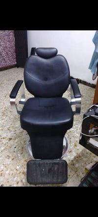 مقاعد جلوس عدد 2 غير مستخدمات النظافة 100% +كرسي حلاقة نظافة 100% العن...