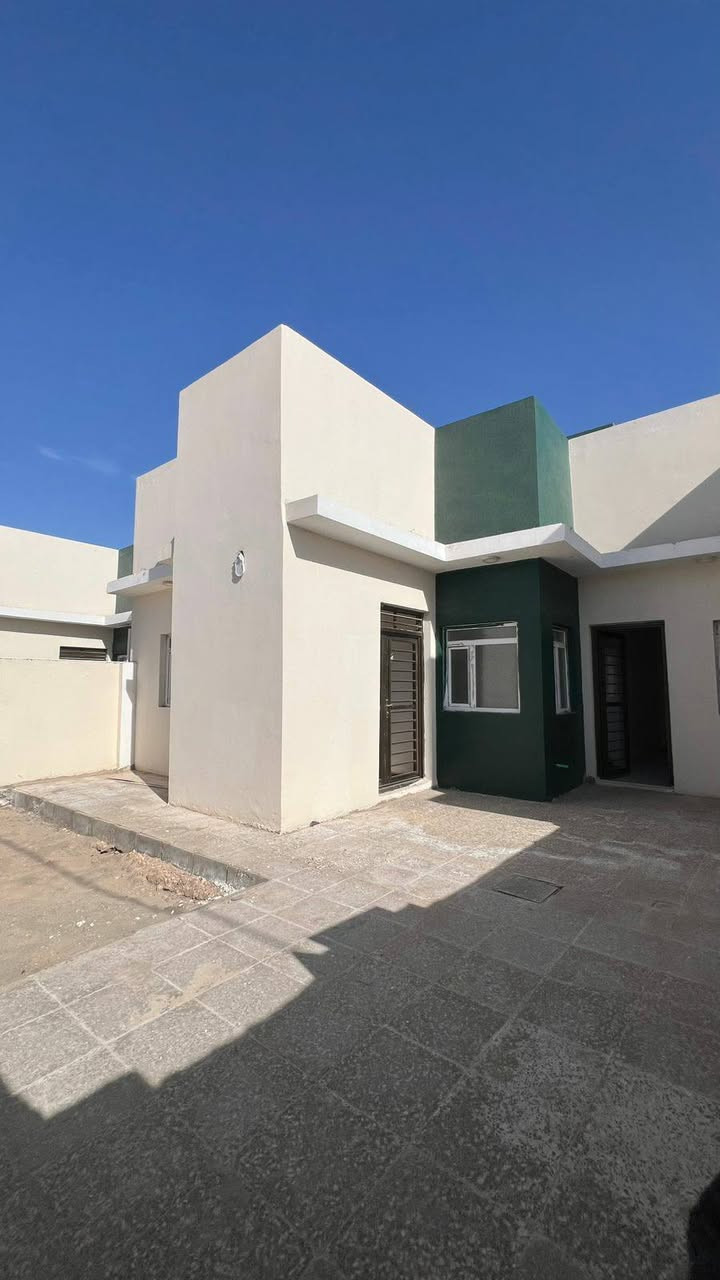 بيت للإيجار في مجمع ابو تراب السكني في النجف الاشرف 
مساحة البيت 200متر، جديد 
يتكون من غرفتين وصالة ومطبخ وحمام عدد 2، و استقبال وكراج للسيارة وحديقة 
المرحلة الثانية ، الشارع مبلط ، كهرباء وماء واصل ،وخط مولدة جاهز ، ماطور ماء 
الإيجار 350 ألف كل ثلاثة أشهر 
للمعلومات الإتصال على الرقم *********** النجف, العراق
