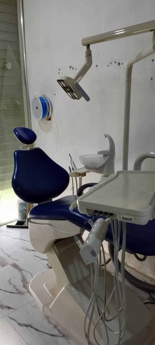 🦷 إعلان للبيع –   🦷
يتوفر لدينا كرسي أسنان نوع سانتيم بحالة ممتازة جداً، نظيف وجاهز للعمل مباشرة، وتمت المحافظة عليه بعناية ليكون خياراً مثالياً للأطباء والعيادات.
✅ ليت LED بإضاءة صفراء وبيضاء. ✅  (المغسلة) بحالة ممتازة. ✅ حركة سلسة وثبات عالي. ✅ هيكل قوي ومتين يتحمل العمل اليومي. ✅ دوشمه نظيف ومريح للمريض. ✅ تصميم عملي وأنيق للعيادات الحديثة.
هذا الكرسي يمتاز بالمتانة والقوة وجودة التصنيع، وهو فرصة ممتازة لمن يبحث عن كرسي عملي بسعر مناسب مكتب الهادي دنت لصيانة وتجهيز كراسي وأجهزة الأسنان.
📞 للاستفسار والمعاينة يرجى التواصل. ***********💰 السعر مناسب للجادين.
 مكتب الهادي دنت خبرة وثقة في خدمة أطباء الأسنان.
يمكنني أيضاً �
