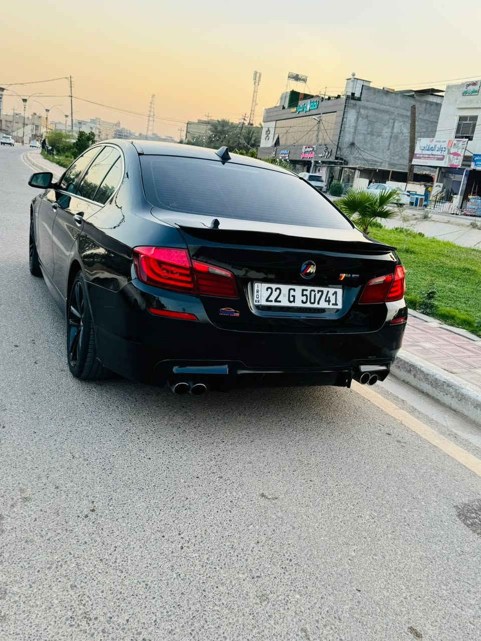 BMW 
F10 
528i
وكلت العروش 

————————-
سنت الصنع  2012

الموصفات 
فتحه 
كشن كهرباء + سترين كهرباء 
+ شفتات سترين
مثبت سرعه 
+ قفل سرعه
ذاكرت كشن 
تبريد منفصل 
قطعتين تبريد
شاشه تبريد منفصله
شاشه كبيره 
مري طي 
وضعيات قياده 
ايكو + سبورت + سبوت بلاص 
صندوك كهربائي 
اضائه قبضت الباب 
ابواب شفط 
كير كوبره 
لايت LD
السياره خليجه و بيه بعد هوا موصفات
السياره بيه قطعه وحده

***********
سعر السياره 165
