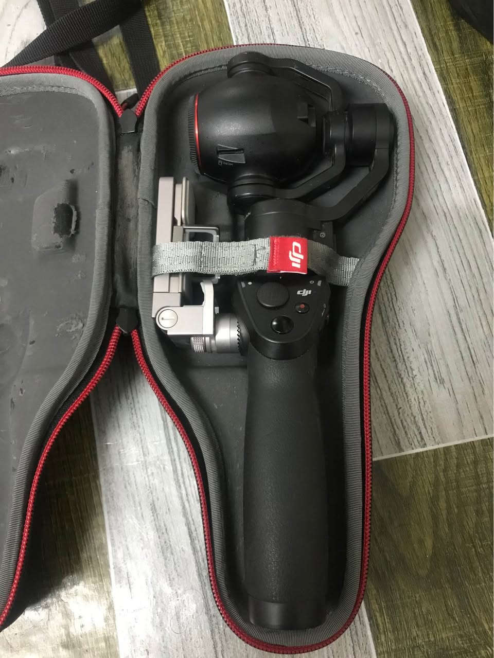 كاميرا اوزمو بلس 
بسعر 275 الف وبيها مجال 

تصويرها : 4K و FHD 
تصوير فريمات : 30 و 60 
مثبت اهتزاز مدمج 
ملحقات كامله 
شاحنه و جنطه خاصه بيها
وبطاريه بس بطارية مخلصه كلش
نقص فقط بطاريه و اذا تحب انطيك رقم تاخذ بطاريه جديده و شرط ع فحص 

العنوان : بغداد الشعلة 
تواصل على واتساب : 
‭0771 020 9464‬ بغداد, العراق
