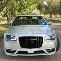 كرايسلر 2023 S  - شفتات ستيرن - داخل اسود - سقف بانوراما - دمام بالصند...