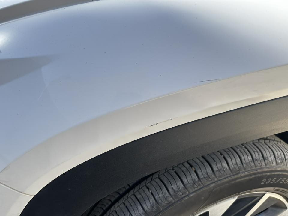 السلام عليكم
توسان ٢٠٢٣ خليجي 

دشبول ايياد …حساس امامي و خلفي ….كاميرا خلفية ….كراسي ٢كهرباء

رقم بغداد باسمي

ماشية ٧٥ 

مكفولة من الصبغ و البارد 

بيها دحجة بسيطة بالباب خلف باب السائق  اثر بإيسكل و ما مصلحها لان ما مبينة 

السعر٢٠٨و بيها مجال بسيط 

مكانها الحلة مركز المدينة 

***********
