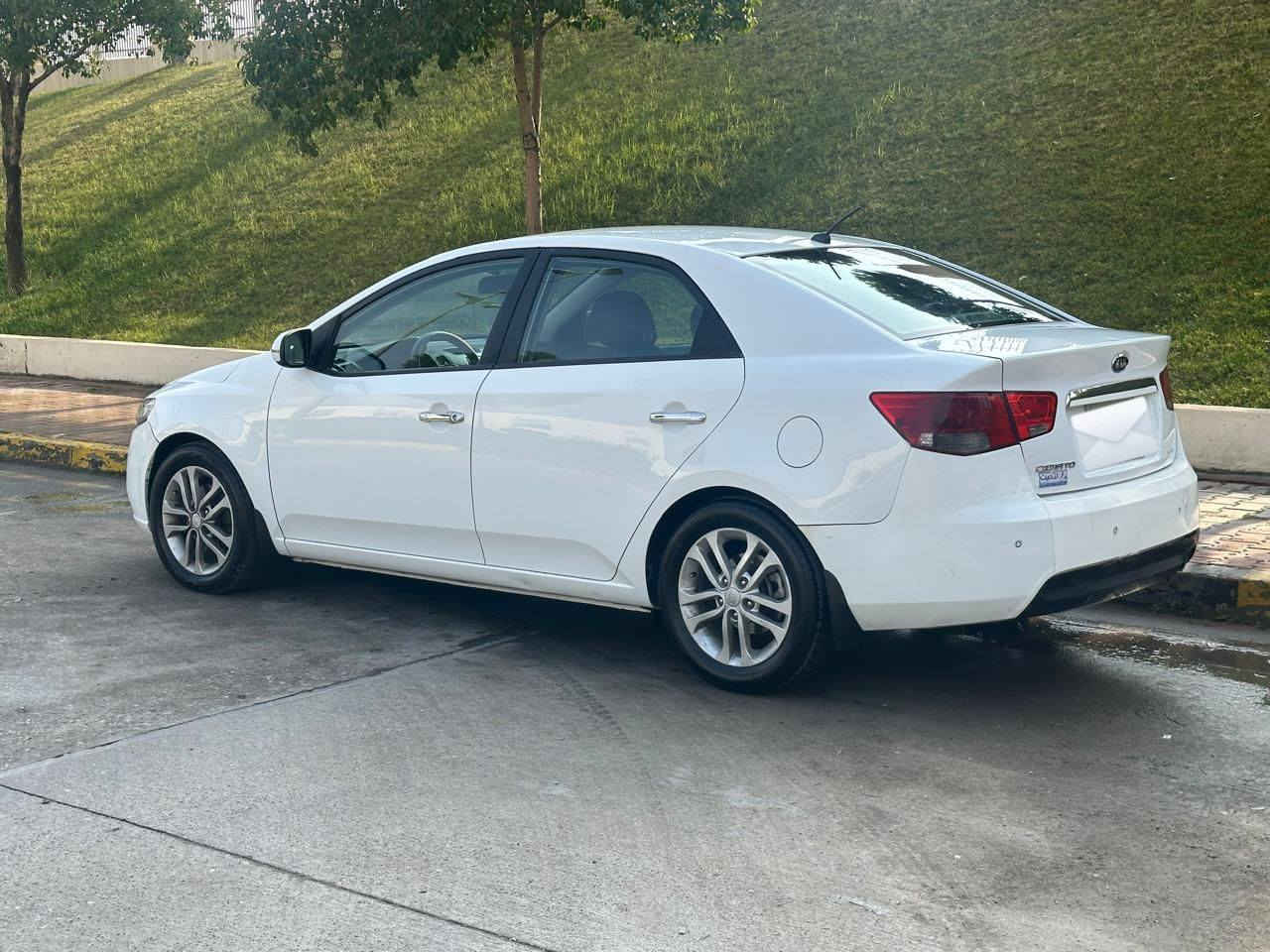 السلام عليكم
السلام عليكم 
كيا سيراتو لبيع موديل 2013 
المواصفات مكينه 1600دوش 
سنويه جديد وهزه ورقم وبراد 
كير ايتي بشرط كير ومكينه مكفول +فول تحكم استيرن شفتات مري شفط أشير مري حساسات خلفي اي بي اس يدات نيكل داخل وخارج داخل السياره اسود صدر امامي خلفي كله جديد تخم تيرات جديد + خمسه ويل كب  +منضومه تبريد جديد  منضومه بانزين جديده  بعض الوصفات ما ثكوره امكم
عنوان السياره بغداد 
السعر 108وبيها مجال 
رقم ***********
