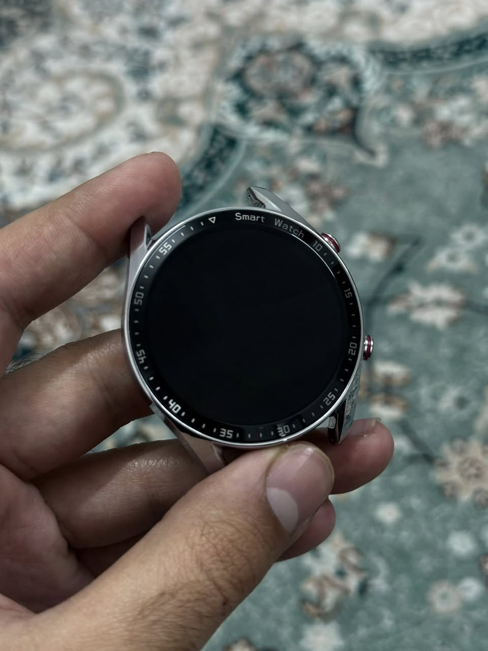 ساعه جي 40 برو 
السعر 45 والتوصيل مجاني
قفله 35 الف وايضاً التوصيل مجاني

* الاتصال والمكالمات:
    * مزودة بميكروفون مدمج ومكبر صوت عالي الدقة. �
    * يمكن للمستخدمين إجراء المكالمات والرد عليها ورفضها مباشرة من الساعة. �
    * تدعم تلقي الإشعارات المختلفة (الرسائل النصية، فيسبوك، واتساب، تويتر، إنستغرام). �
    * ميزة المساعد الصوتي لتسهيل إجراء المكالمات الصوتية. �
    * متوافقة مع أجهزة Android و iOS. �
* مراقبة الصحة واللياقة البدنية:
    * تستخدم مستشعرات متقدمة لمراقبة الصحة. �
    * توفر مراقبة ضغط الدم، معدل ضربات القلب، معدل التنفس، ومراقبة النوم. �
    * تتضمن تذكيرات بالخمول للحفاظ على النشاط. �
    * تتضمن أكثر من 100 وضع رياضي مختلف. �
    * ميزات إضافية مثل تدريب التنفس، عداد الخطوات، وحساب السعرات الحرارية. �
* التصميم والشاشة:
    * شاشة HD كبيرة (توجد إصدارات 1.85 بوصة و 1.95 بوصة). �
    * تصميم مقاوم للماء بتصنيف IP68. �
* ميزات أخرى:
    * عمر بطارية طويل (قد يصل إلى عدة أيام حسب الاستخدام). �
    * تشمل أدوات مثل الآلة الحاسبة، المنبه، المؤقت، والتحكم في الكاميرا والموسيقى.


**إذا كنت صاحب هذا الإعلان وتريد حذفه لأي سبب، رجاءا أرسل رسالة إلى الدعم الفني**