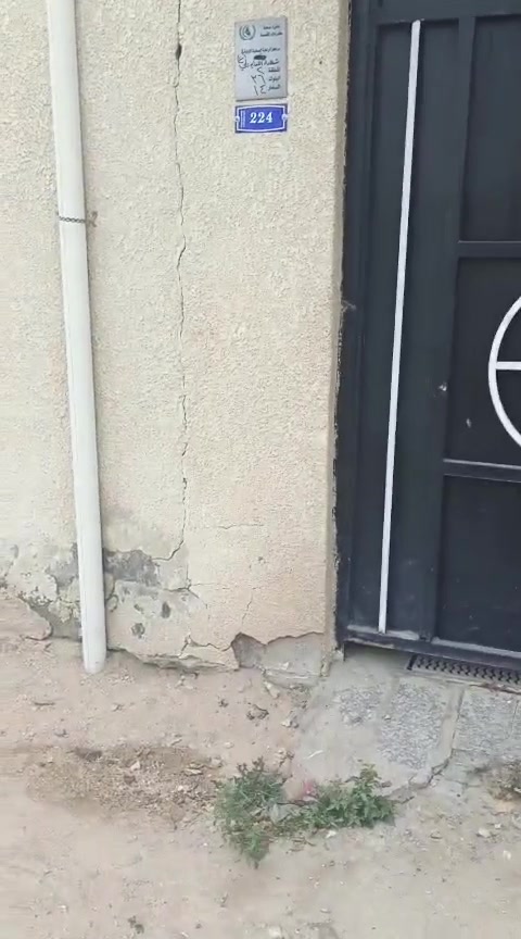 بيت مساحة ٢٠٠ متر بلديه موقع تجاري شهداء سيف سعد وجهه على الوفاء تفاصيل بيت بناء نظيف أرضية كرانيت غرفتين نوم استقبال حديقه كراج سيارات أي استفسار تواصل عبر الارقام التاليه ***********/***********