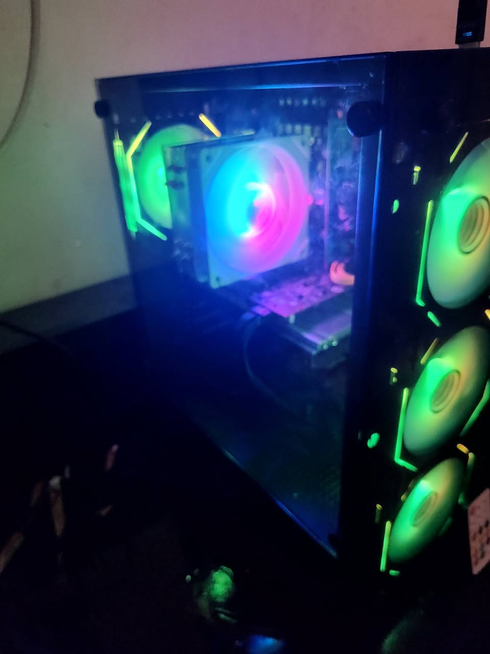 السلام عليكم حاسبه مال غيمنغ للبيع المواصفات
كرت الشاشه:rx 580 المعالج: intel e5 2680 v4
الرامات : 16 8+8  Ssd 128 hdd 512 باور سبلاي w550  كيس:  Herogear  5 fan  
 الماذر بورد: x99  و تجي وياه هديه كيبل باور و واير hdmi   و أمانه الله الحاسبة جديده و استخدام قليل  
السعر : 425 الف  و بي مجال مال جيه لان ماكو توصيل 
و كيبورد ميكانيكي بلو سويتش فول ارجي بي  متغير و بي هواي اوضاع و ضوء جانبي و ويل مال صوت  جديد بالكارتونه لك ستيكر ب 20
للتواصل : ***********

