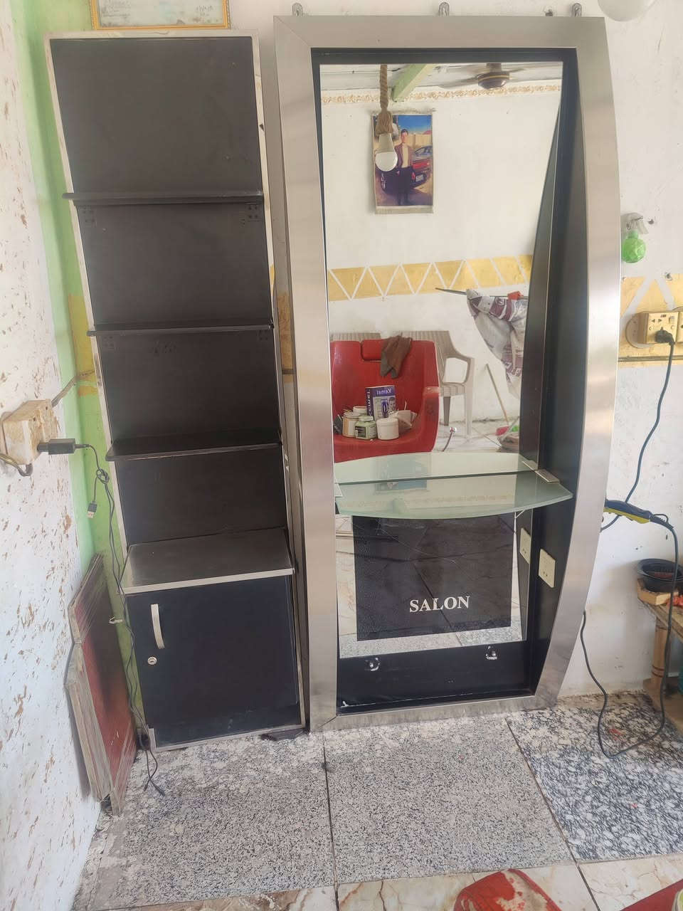 اسلام عليكم للبيع والسعر مناسب مرايه +فاترينه حلوات كلش +كراسي كله شغال السعر200 كلهن العنوان محموديه خاص او اتصل ***********
