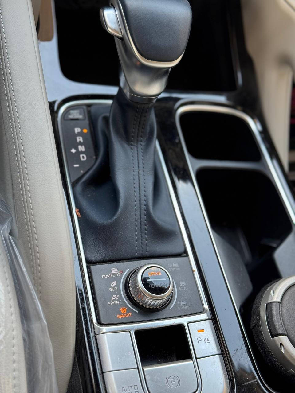 السلام عليكم 
كيا تيلورايد GT_(LINE) 2024 خليجي 
رقم اربيل باسمي للبيع 
المحرك: 3.8 لتر V6 - 291 حصان
ناقل الحركة: أوتوماتيك 8 سرعات
الدفع: رباعي AWD
ماشية17 الف كيلو 
ضمان5 سنوات شركة نم 
ضمان PPF 10 سنوات 
المواصفات:
حساس امامي خلفي 
7 مقاعد جلد فاخر (مبردة + مدفأة)
Apple CarPlay & Android + إنش 12.3 شاشة
Auto
Harman Kardon نظام صوت
Head-Up Display (داتا شو)
إضاءة أمامية LED أوتوماتيكية 
+ رادار جانبي + كروز كونترول ذكي
مساج في المقعد الامامي
خزن ميموري 
صندوق كهرباء
سقف بانوراما
شحن لاسلكي للهاتف + منافذ USB لجميع الصفوف سايد بريك كهربائي + أوتو هولد
أنظمة أمان متقدمة - مراقبة النقطة)
نظام الدخول الذكي + تشغيل بصمة
تشغيل عن بعد 
مقًود جلد حياكة 
مقاعد منفصلة VIP 
مغلفة PPF ضمان10 سنوات 
السعر 41200$ وبي مجال بسيط 
مكان السيارة بغداد 
للاستفسار الاتصال على الرقم
***********
