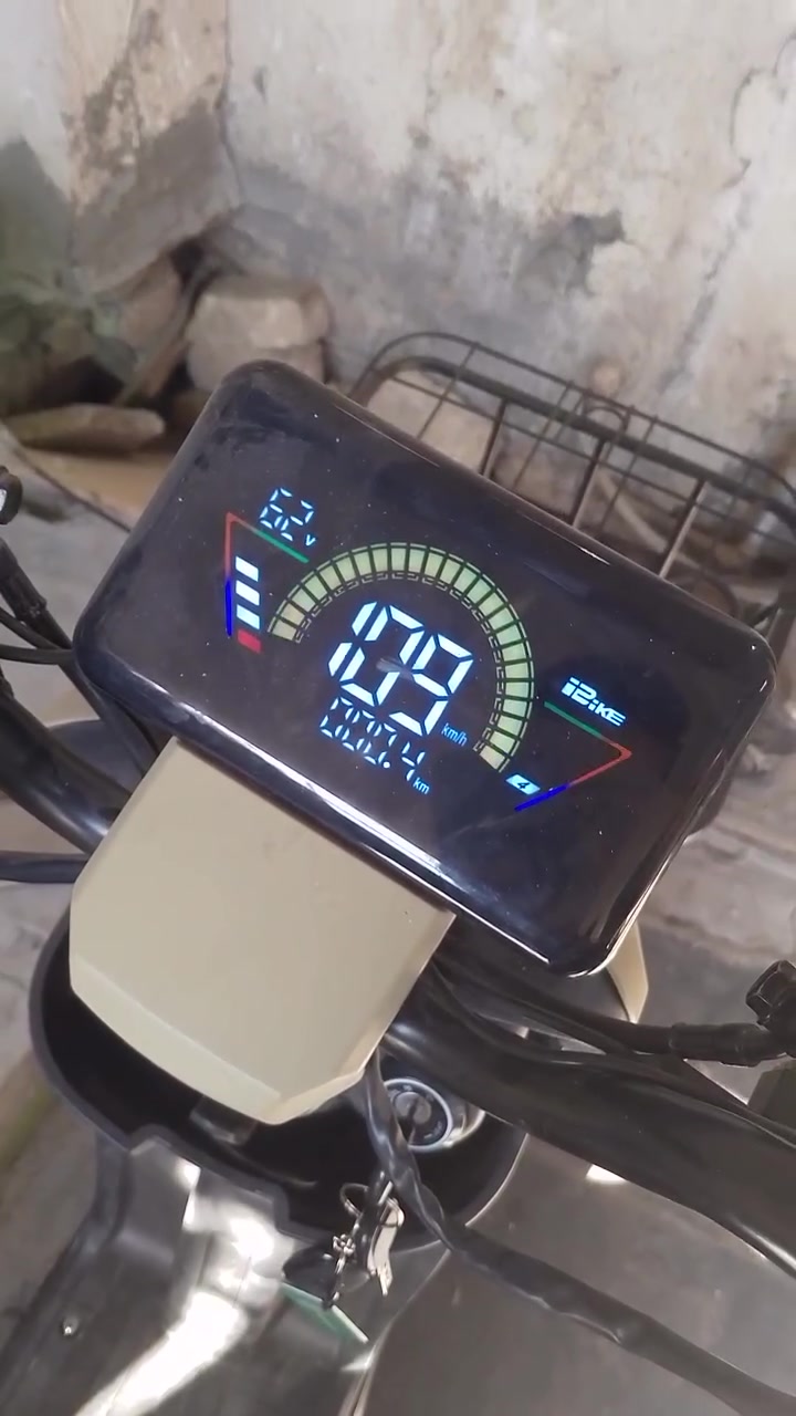 سلام عليكم دراجه R9 للبيع اخذتها قبل اسبوع ب650 ماشيه بس 86 كيلو دراجه كلشي مابيها  5 بطاريات الدراجه موديل 26 فول مواصفات
سرعه 109
بيها سويجين وبصمه
دراجه تفيدك تمشيك سرعه 60 من 5/6 ساعات سعر 550 وبيها مجال حك الجيه للتواصل *********** واتساب 
مازنجر موجود
