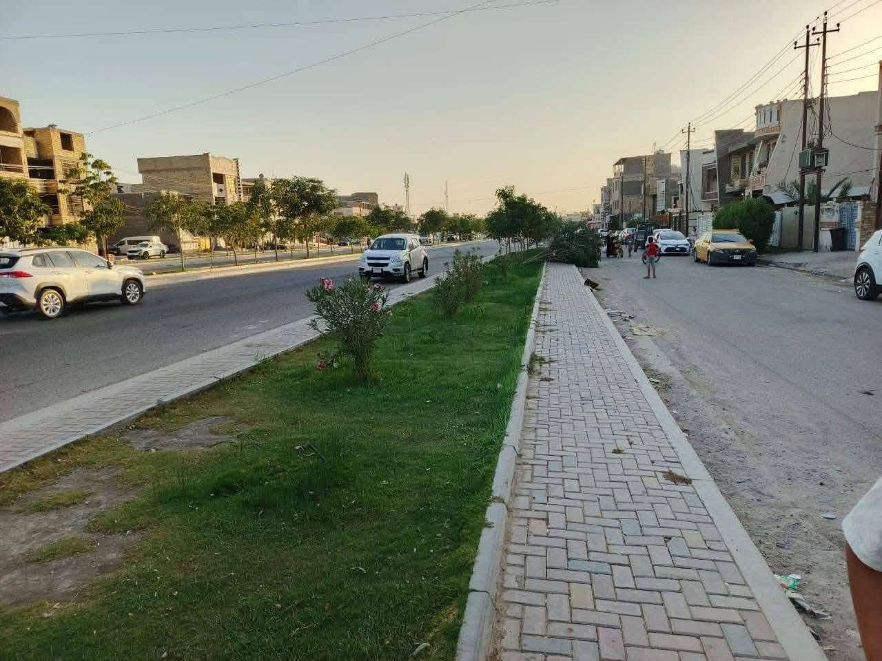 السلام عليكم 

دار للبيع 120م في حي الجهاد منطقه الأساتذة 
خلف اربع شوارع مباشر كما واضح في الصورة 

/علئ شارع 15متر رصيف 4متر 

الدار يحتوي على 3طوابق 

تسليم مفتاح كأمل  

مساحه 120متر

(واجهه6متر  20 متر ) 

الطابق الاول يحتوي على/كراج /صاله /مطبخ و مطبخ حار / هول داخلي كبير / شلال داخلي/ غرف نوم /  صحيات/ مناور خلفي 

الطابق  الثاني يحتوي على/ غرف نوم عدد(2سويت )مفصوله 

الطابق الثالث  يحتوي على/ غرف نوم كبيرة/ مطبخ 
صحيات/ سطح امامي 

واجهه بورسلين إسباني 
ارضيه مرمر 
سيراميك المطبخ  وحمام ألواح  هندي تصفير 

استفسار اتصال 

((((*********** ))))
