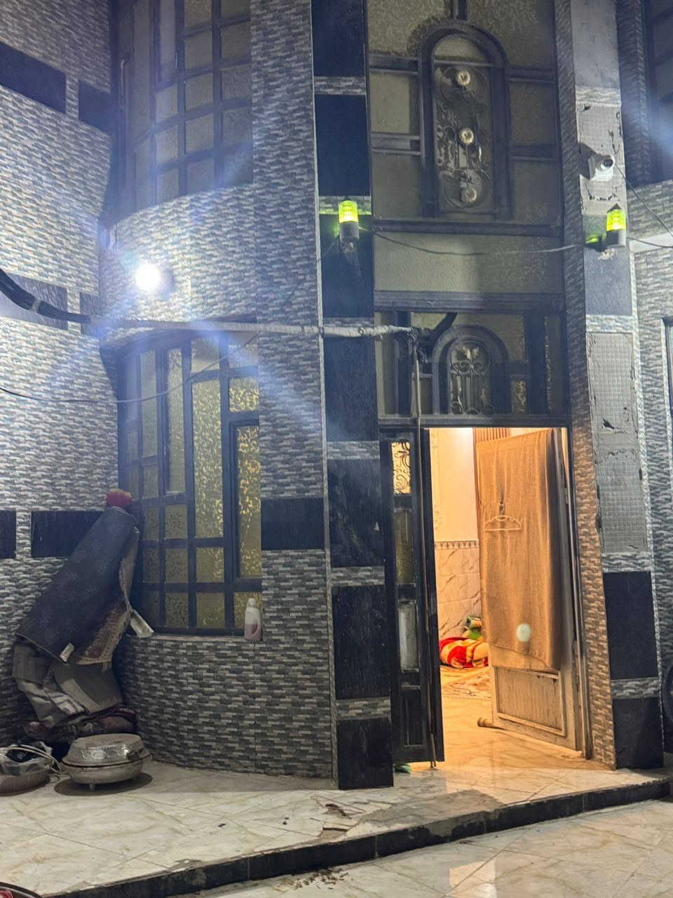 بسم الله
بيت ١٢٠ متر  ابو رمانه خلف مركز الشرطة مباشرتاً  اول فرع بناء حديث مواد كله اصلي .
قاطين كامل وجاهز من كلشي . عكادة بورسلاين .
القاط الأول :
غرفة كبيرة .. استقبال .. مطبخ .. حمام داخلي و خارجي .. صالة مفتوحة ..
القاط الثاني غرفتين كبار و صحيات و منور 
الاتصال : 
***********
***********
