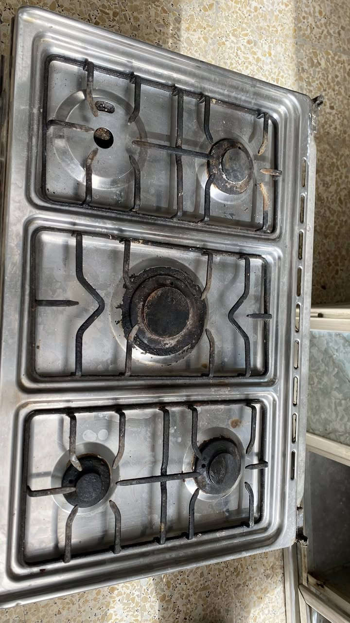 طباخ 5 عيون
تحتاج فقط تنضيف البواري الفرن شغال الطول 90 العرض 60 الأرتفاع 85 
البصره گرمه علي
السعر 90 وبيها مجال
***********
