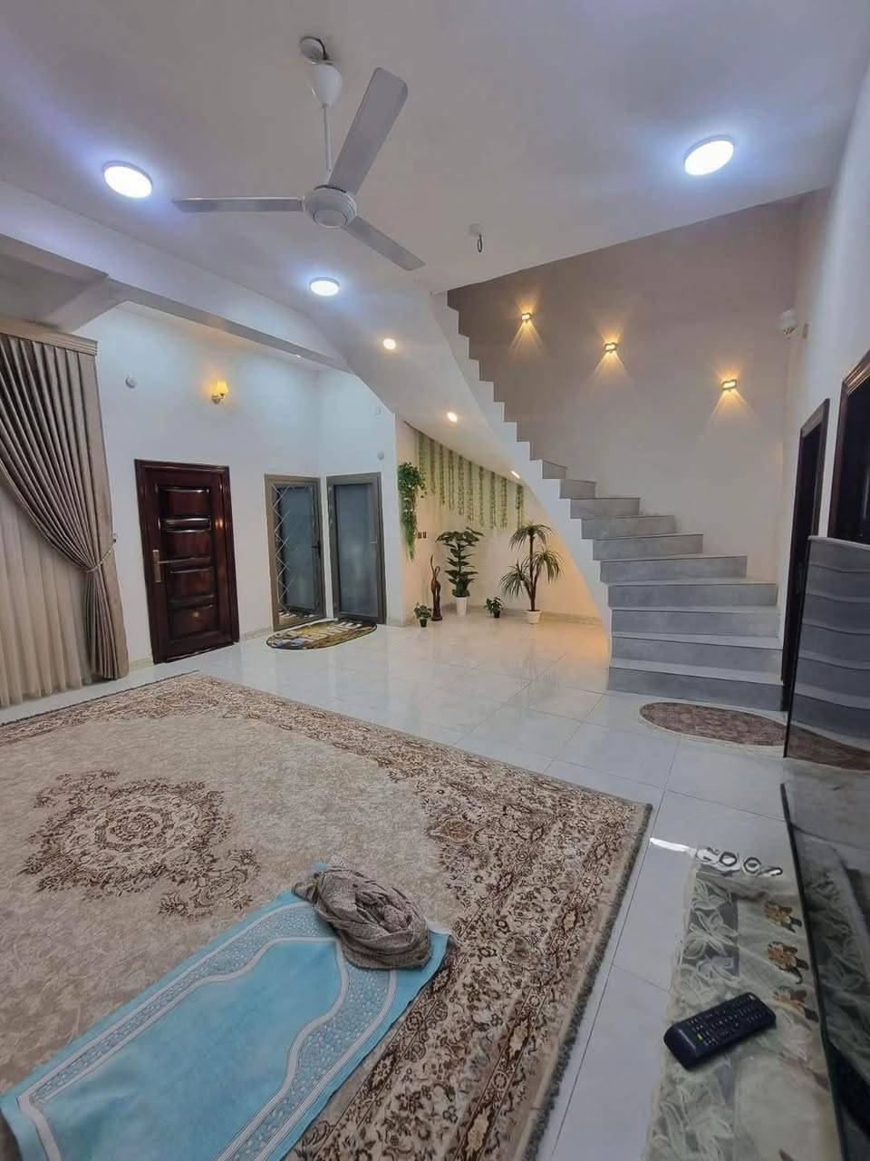 دار للبيع /السماوه 
منطقه الحيدريه شارع دائره الضمان الجتماعي بناء حديث 
مساحه #١٤٥متر واجهه،٧،٢٥*٢٠طابقين سنه البناء٢٠٢٥
يتكون الطابق الاول من غرفه وصاله ومطبخ واستقبال وصحيات داخل وخارج 
الطابق الثاني يتكون من غرفتين وصاله وصحيات نقص تشطيب 
للاستفسار ***********
#حاب_تعرض_عقارك_كل_ماعليك_مراسلتنا_على _خاص_او على الواتس اب
