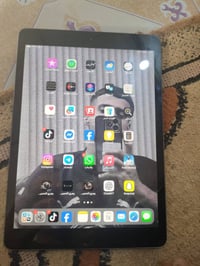 ايباد iPad  7 ذاكره 128 الجهاز نضيف يخبل استعمال بيت كامل الملحقات شاح...