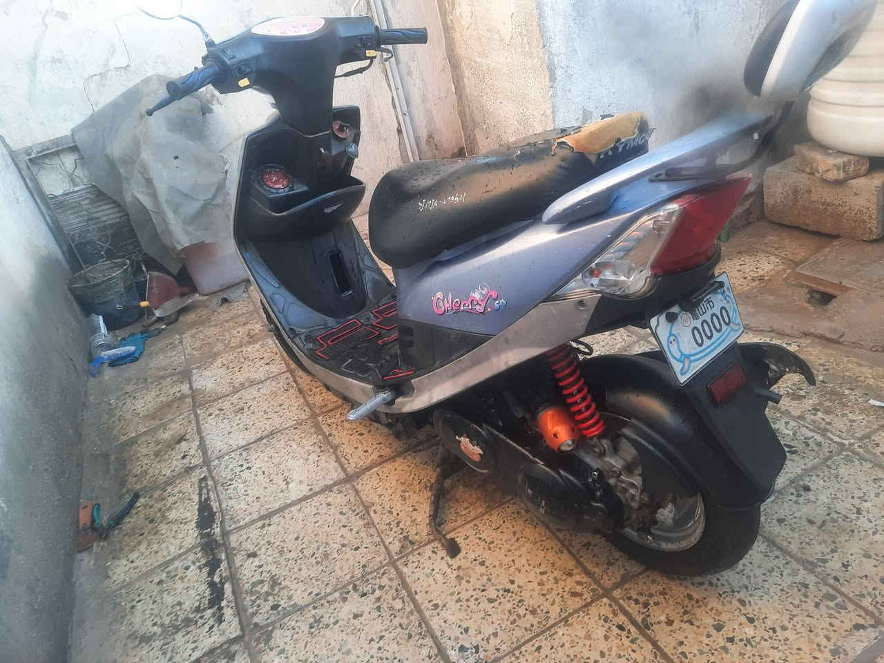 السلام عليكم دراجه ماكس منغولي سرعته 80 ..دراجه نظيفه عوزه بس الباتري ينشحن تشتغل نكره الهندر..لاغيه..دراجه متروكه...سعره 350وبيه مجال قليل...مكاني الشعب سبع قصور..***********
