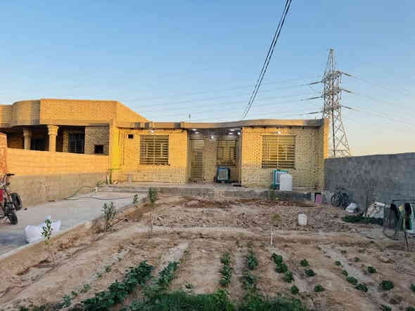 البيت مشمول بل تطويب مرقم من بلديت النجف مشمول بقرار 320 تراسلني عل واتساب او اذزلك الستماره ول قرار 

(السعر 75مليون او بي مجال 🤑🤑)
السلام عليكم بيت مساحه 600متر مساحت البيت 300متر أو حديقه 🌳🌳300 يحتوي عله ثنين حدائق 
البيت بناء درجة أوله 
بناء البيت 3غرف نوم أو صاله أو ستقبال أو مطبخ أ صحيات
منطقه كله ساكنه بيه ناس 
البيت طابو زرعي 25 📋أو قرار محكمة بسم المشتري📝
المكان النجف شارع كربلاء عمود 155طريق يا علي يبعد عن طريق الزوار 300متر 🛣️🛣️تبليط لباب كهرباء وطني أو مولد ذهبي ماي 💦💦مدارس قريبه📋📝
رقم الهاتف***********واتسا
