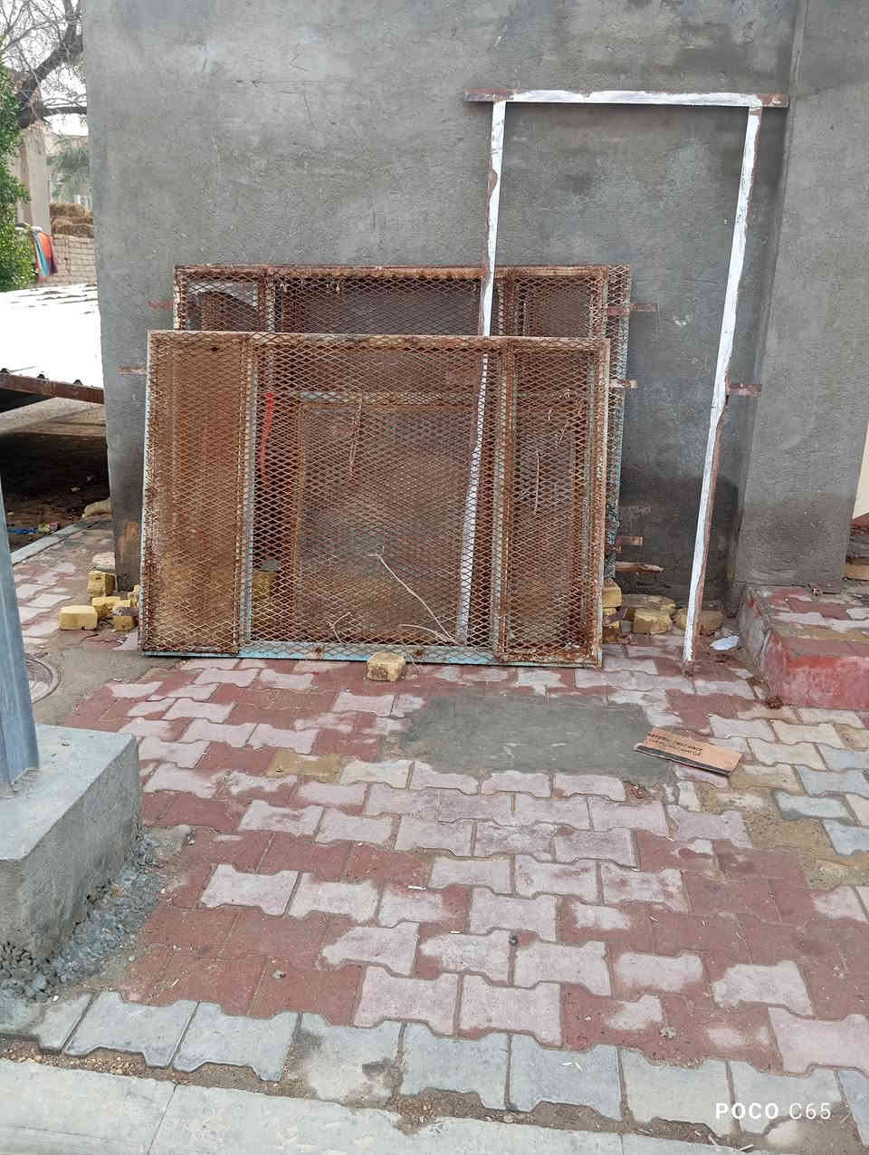 بيبان حديد وخشب شيلمان مفقسه سقيفه شبابيك حديد 
العنوان المجر الكبير 
السعر خاص

***********
