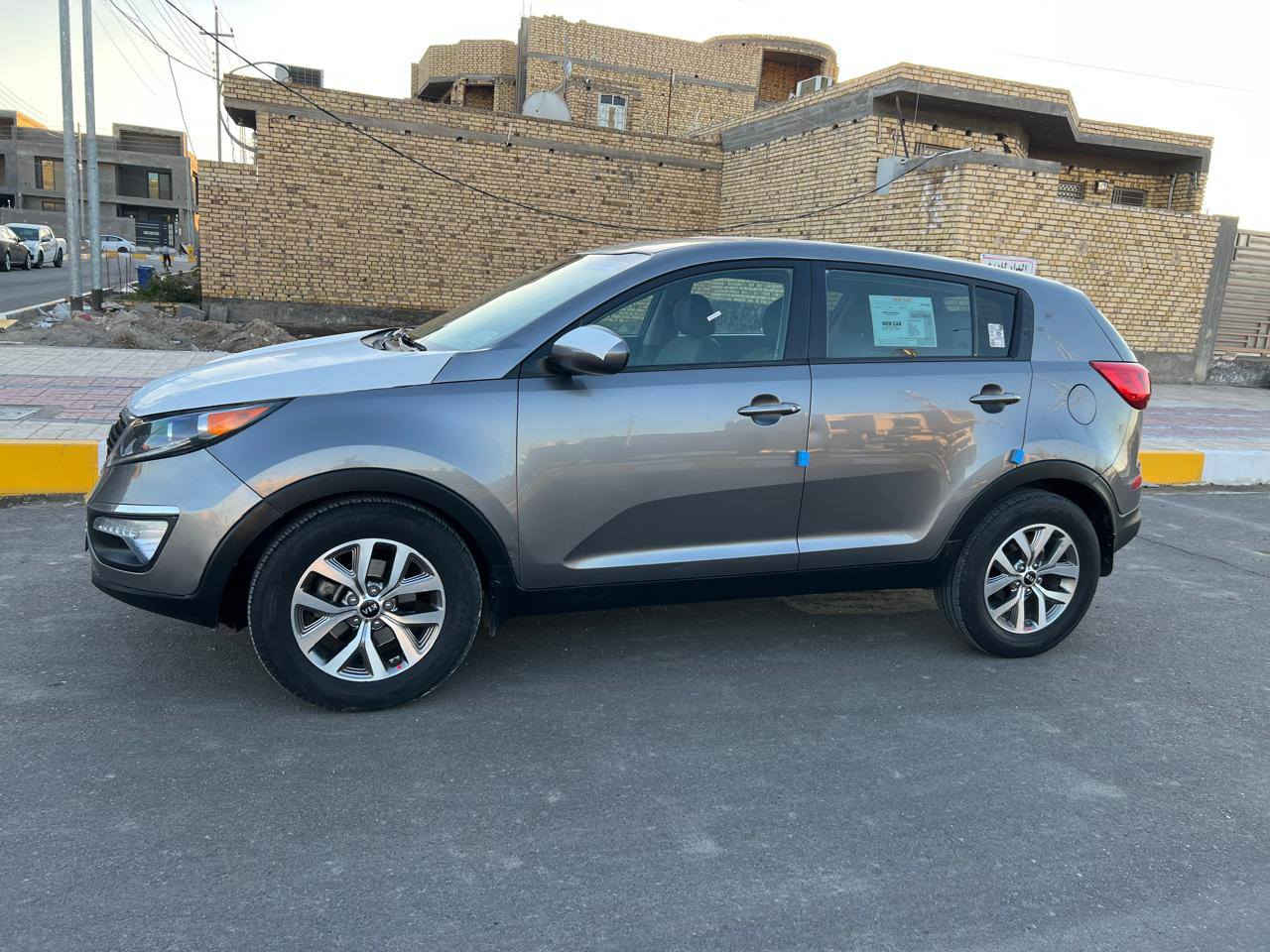 السلام عليكم 
كيا سبورتج 2016 أمريكي حادثها بنيد مبدل فقط والباقي كفاله رقم ذي قار تحويل موصفات نص فول 
اربعه سلندر 
محرك كير حداديه تبريد كله مكفول سيارة جاهزه من كلشي 
السعر 135 وبيها مجال الشراي يتصل وبلخدمه 
*********** مكان السيارة ناصريه مركز
