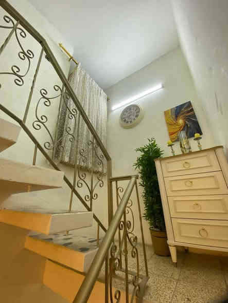 مشتمل للبيع الشعب قرب شارع عدن ٥٠ متر واجهه ٥ نزال ١٠ 

بناء قديم بس كله محدث جديد  بي استقبال وخدمات وغرفتين 

نوم السعر ١٢٠ مليون  

معروض بمكتب الكناني ***********
