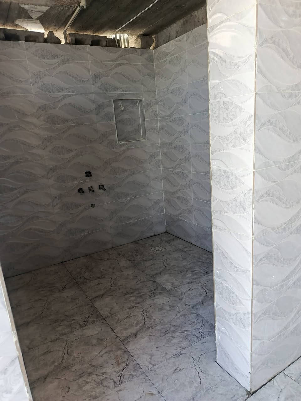 السلام عليكم كادر سيراميك متفرق شغل عل ليزر وبسعار مناسبة ارضي جدار اتصل وتبشر ***********
