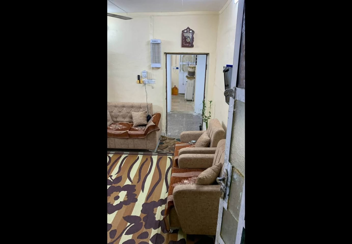 🛑 ماانتعامل وايا اي دلال ونريد عائلة محترمة 
دار لليجار 50 متر
350 قفل 🔒🔒لحد يكلي بي مجال
يتكون طابقين لطابق الارضي حوش ومنور وصحيات غرفتين غرفه
مسوينه مطبخ وثانيه ديوانيه
طابق ثاني غرفتين وسطح 

عنون شعب ديوان نهاية شارع 25
***********
