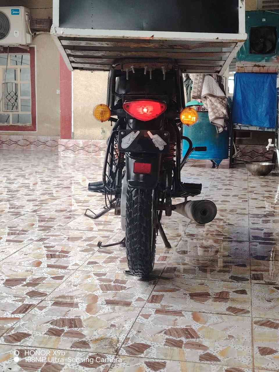 دراجه بوكسر موديل 18 مكينه ما مفتوحه دراجه مال جناي ما ناقسه اي شي  اوراق ماكو مكفوله من السرقه
مكان ديالى الخالص هبهب الشراي يخابر
***********
