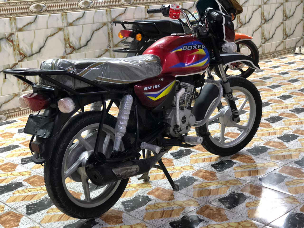 سلام عليكم بوكسر للبيع موديل 20 بدون اورق دراجه كلش نضيفه او جاهزه مبيه نقص تخذها نص هندر محرك مفتوح مره وحده  تجفيت فقط مفتوح مكني كربلاء طوريج رقمي للشراي ***********
