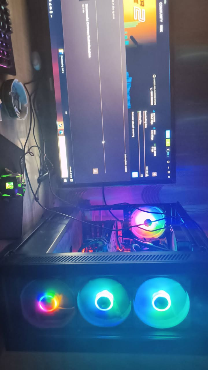 Pc فئه متوسطه تشغل العاب قويه ع40-60 فريم
كرت الشاشه GTX 770 2gb
رامات 16gb 
مشكلتها الوحيده هيه هارداتها hdd 
السعر225 الف توصيل موجود 
واتساب للتواصل  ***********
