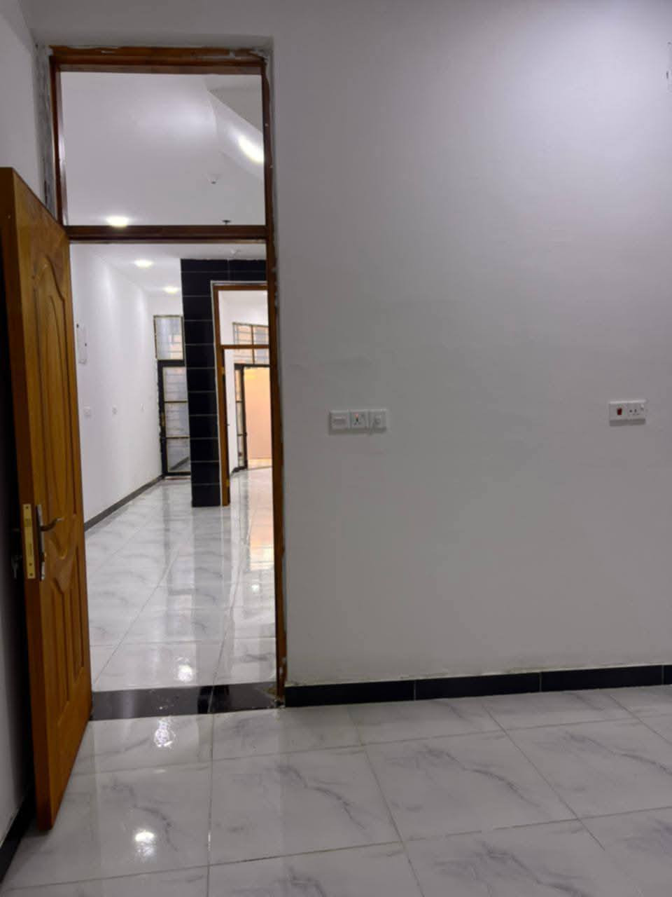 سلام عليكم مشتمل للأيجار كوت حي الحكيم شارع الوائليه قريب الصب مشتمل جديد وجاهز اريدله عائله زغيره للأستفسار الاتصال *********** او عل الخاص
