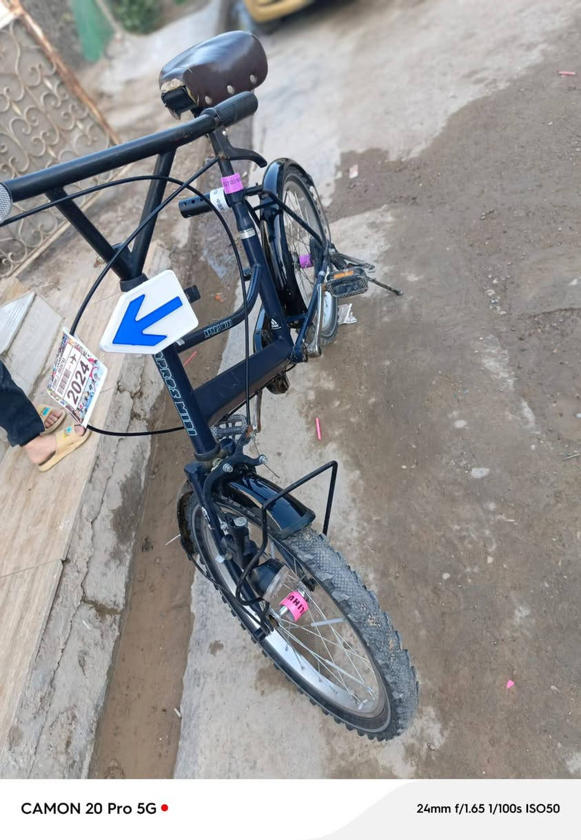 بايسكل فول مواصفات مابي طخة  للبيع السعر 100 وبيه مجال المكان العبيدي شارع يوسف الرقم ***********
