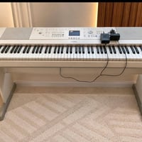 🎹 فرصة لعشاق الموسيقى والبيانو 🎹 بيانو Yamaha أصلي بحالة جيدة، صوت نقي...