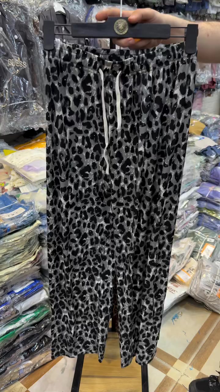 ستريج كيلوت نسائي 
قياس فري سايز 
فول يكرة ستراس 
يلبس كل القياسات 
الشد12 قطعة 
4 موديلات 
سعر الدرزن 
36 الف
جملة القطعة 
3000
توصيل 6 الف
للحجز ***********
